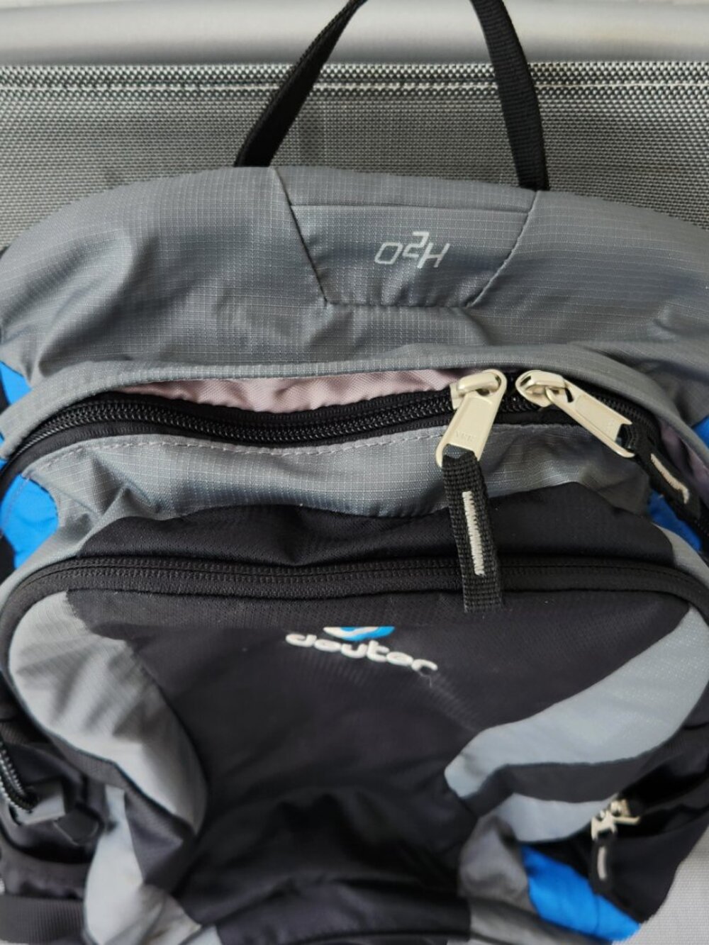 Deuter Sport Futura 22 Liter Backpack Day Pack Black Gray Blue, Like New Cond. - Picture 4 of 13